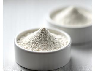 清潔な白い容器に入った天然ミネラル成分のサンプル、明るい研究室のテーブル